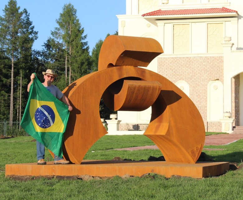 2019-05-29 escultura grande Jorge Schroder.png